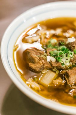 Erişteli makarnayı masaya koy.