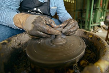 Çömlek tekeri üzerinde çalışan bir sanatçının elleri. Seçici Odaklanma