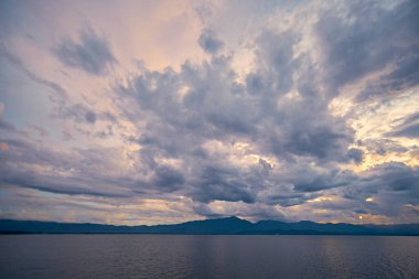 Kwan Phayao Gölü Tayland, bulutlarla dolu mavi gökyüzü, yeşil mevsim