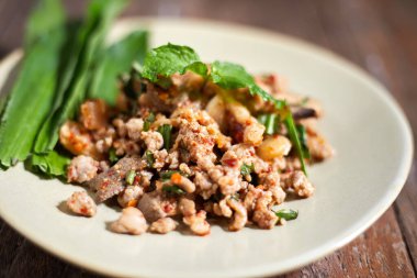 Baharatlı kıymalı domuz salatası (Larb Moo), Tayland yemeği