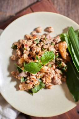 Baharatlı kıymalı domuz salatası (Larb Moo), Tayland yemeği