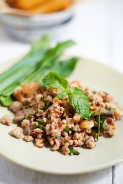 Baharatlı kıymalı domuz salatası (Larb Moo), Tayland yemeği
