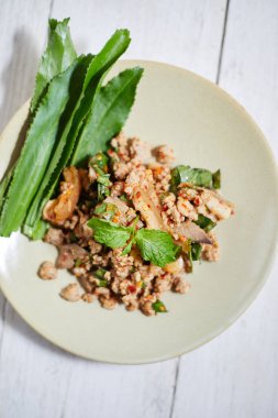 Baharatlı kıymalı domuz salatası (Larb Moo), Tayland yemeği
