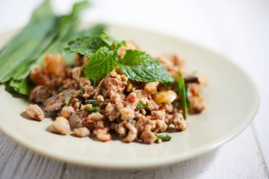 Baharatlı kıymalı domuz salatası (Larb Moo), Tayland yemeği