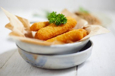 Kapatın kızarmış balık çubuklarını. Yiyecekler.