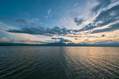 Tayland 'daki Kwan Phayao Gölü' nün güzel manzarası. Güneş ışığı su dalgalarını yansıtıyor.