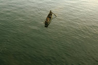 Sangkhla Buri 'deki göl kıyısında uzun bir tekne.