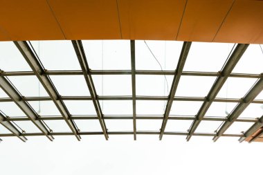 çatı yapısı ve bina.