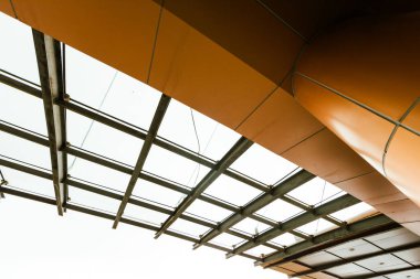 çatı yapısı ve bina.