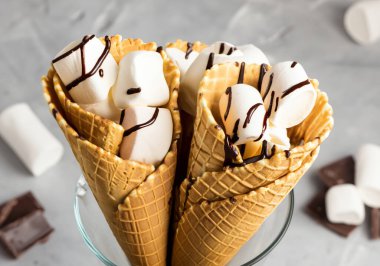 Waffle külahında marşmelov, seçici odak