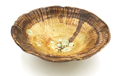 Beyaz arkaplanda el yapımı seramik plaka