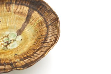 Beyaz arkaplanda el yapımı seramik plaka