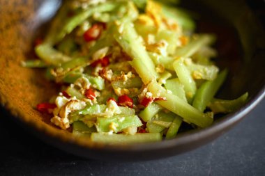 Kızarmış kabağı yumurta ile karıştırın, seçici odak