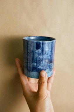 Dişi eller seramiğe tutunur  