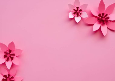 Pembe arka planda pembe kağıt çiçekler.