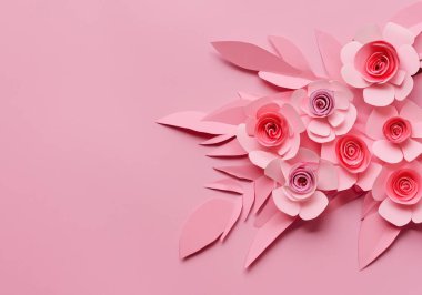 Pembe arka planda pembe kağıt çiçekler.