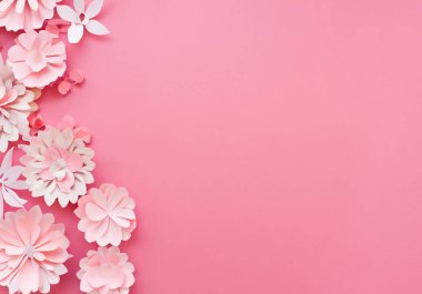 Pembe arka planda pembe kağıt çiçekler.