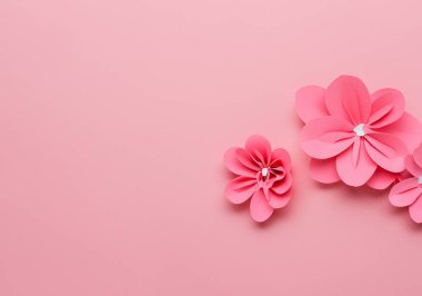 Pembe arka planda pembe kağıt çiçekler.
