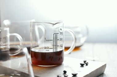 Cam sunucuda koyu kahve, seçici odak