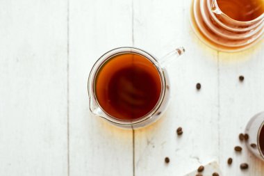 Cam sunucuda koyu kahve, seçici odak