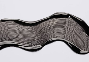 Beyaz arka planda izole edilmiş siyah rimel kokusu.