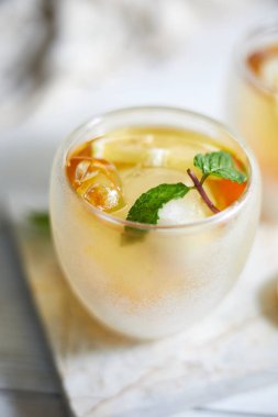 Ev yapımı limonlu buzlu şeftali çayı, seçici odaklı.