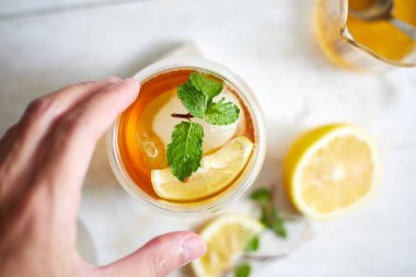 Ev yapımı limonlu buzlu şeftali çayı, seçici odaklı.