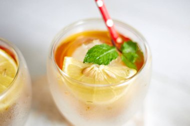 Ev yapımı limonlu buzlu şeftali çayı, seçici odaklı.