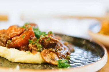 Sığır burginyon, kırmızı şarapla pişirilmiş sığır eti.