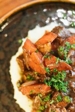 Sığır burginyon, kırmızı şarapla pişirilmiş sığır eti.