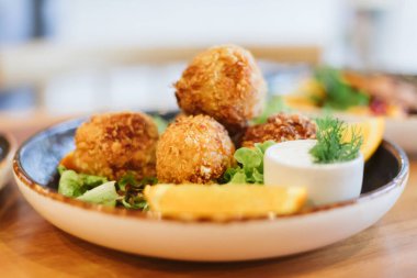 Kızarmış peynir topları, seçici odaklanma