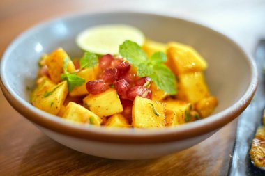 Mango salsa salatasını kapatın.