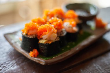 Suşi rulolarını Ebiko ile kapat, seçici odaklanma