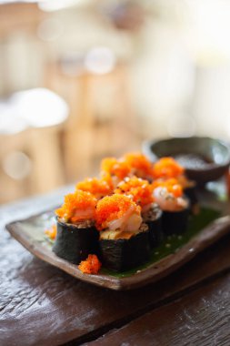 Suşi rulolarını Ebiko ile kapat, seçici odaklanma