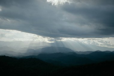 Galyani Vadhana bölgesindeki dağ manzarası. Chiang Mai, Tayland