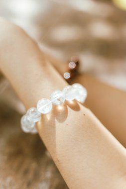 Gemstone boncuklu bilezik. Enerji kristalleri, iyileştirici taş mücevherler. El yapımı aksesuarlar.