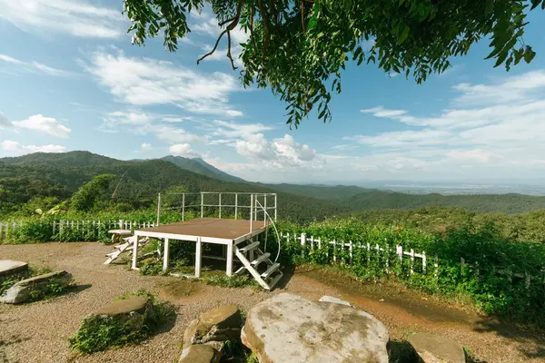 Dağ ve Kwan Phayao Gölü 'nün görüş açısı, Phayao Eyaleti, Tayland