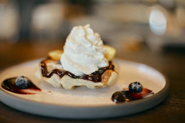 Ev yapımı kruvasan ya da kremalı Croffle.