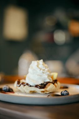 Ev yapımı kruvasan ya da kremalı Croffle.