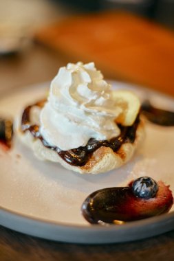 Ev yapımı kruvasan ya da kremalı Croffle.