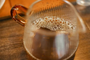 Cam sunucuda koyu kahve, seçici odak