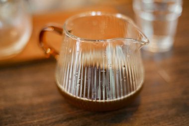 Cam sunucuda koyu kahve, seçici odak