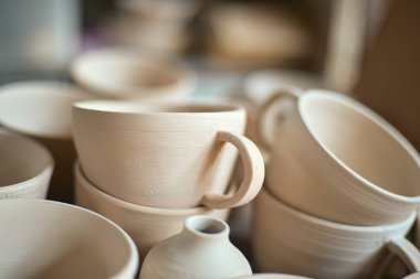 Bulanık arkaplanda kil seramik ürünler