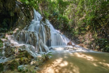 Pu Kaeng şelalesi Tayland 'ın Chiang Rai bölgesinde.