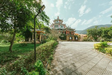 Chiang Rai, Tayland - 15 Ekim 2024: Wat Jigong Çin tarzı tapınak Phan Bölgesi 'nde ünlü bir seyahat yeridir.