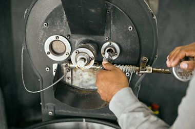 Profesyonel kahve kızartma makinesi, seçici odaklanma.