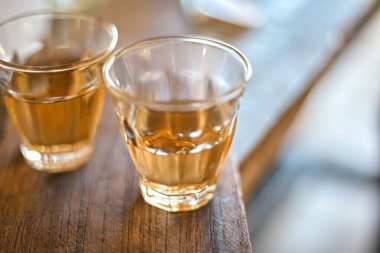 Sabah ışığında sıcak bir fincan çay, seçici odaklanma.