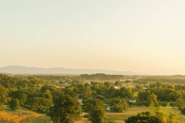 Chiang Rai, Tayland 'daki Dağ tepesinde güzel bir günbatımı.