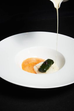 Tabakta güzel ve lezzetli yemekler, enfes yemekler, yaratıcı restoran yemekleri.