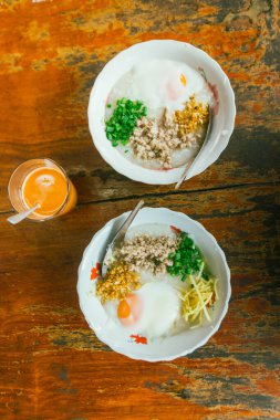 Sıcak Çin lapası (pirinç lapası) ve Asya sokak yiyecekleri kavramı için ahşap masa üzerinde kıymalı domuz eti.